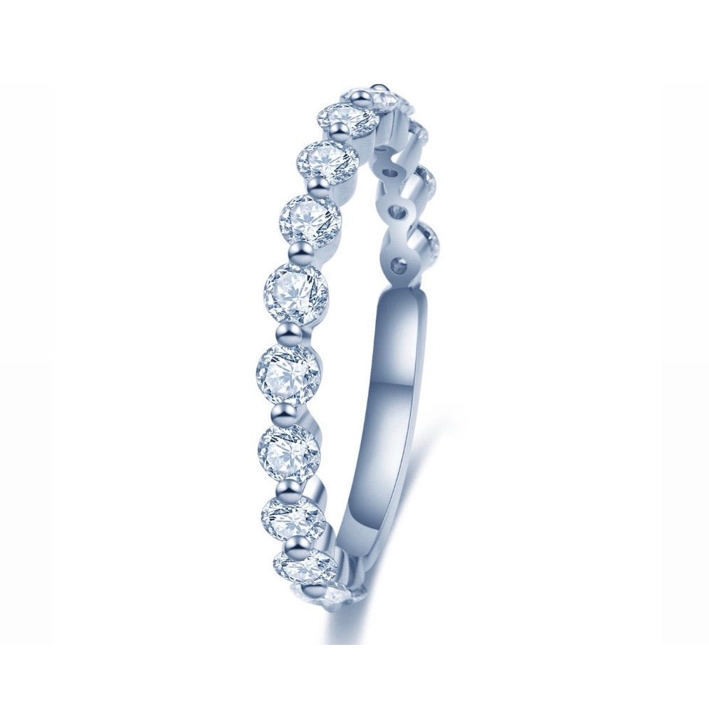 シングル シェアード プロング エタニティ リング RI189 – Brillar