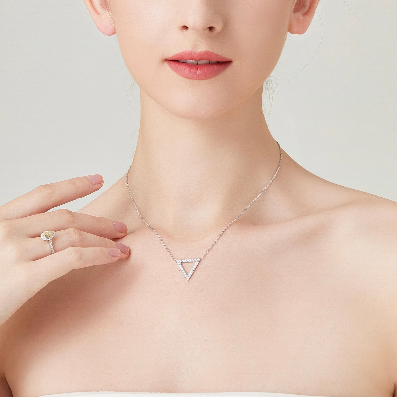ジオメトリック トライアングル フープ ネックレス NE095 – Brillar